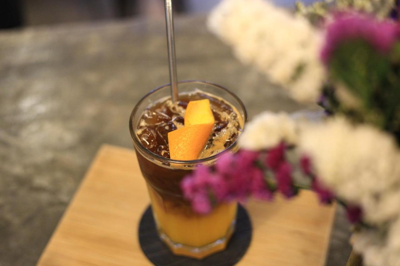 トンロー トラベラーズ ホステル アンド カフェ バンコク都 エクステリア 写真