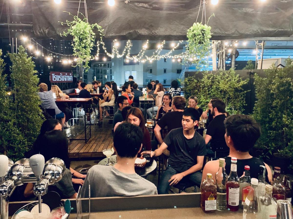 トンロー トラベラーズ ホステル アンド カフェ バンコク都 エクステリア 写真