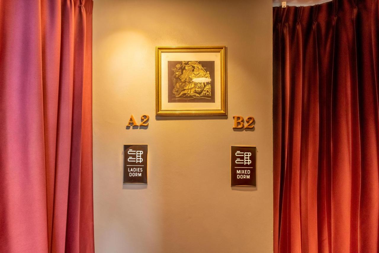 トンロー トラベラーズ ホステル アンド カフェ バンコク都 エクステリア 写真