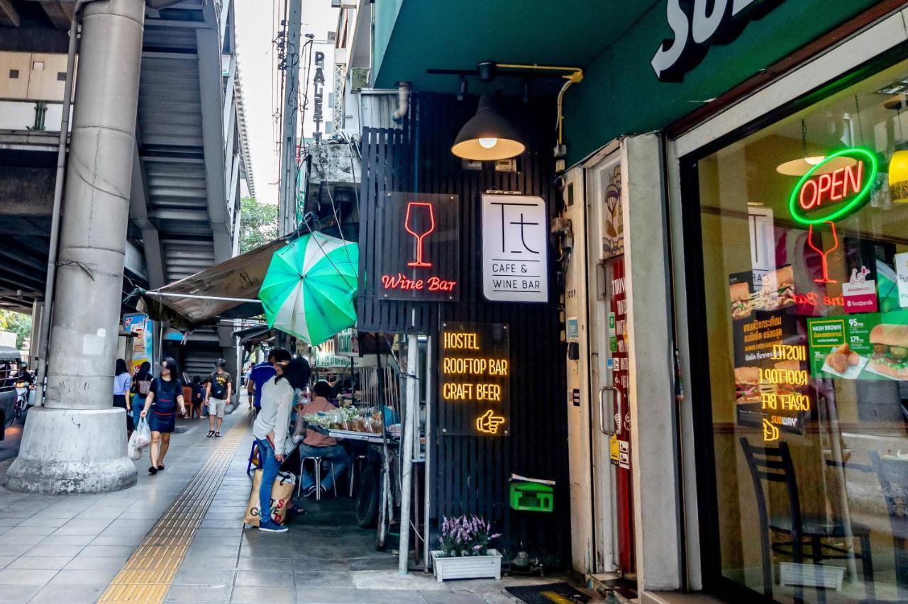 トンロー トラベラーズ ホステル アンド カフェ バンコク都 エクステリア 写真
