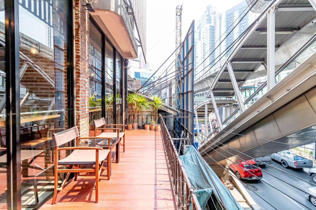 トンロー トラベラーズ ホステル アンド カフェ バンコク都 エクステリア 写真