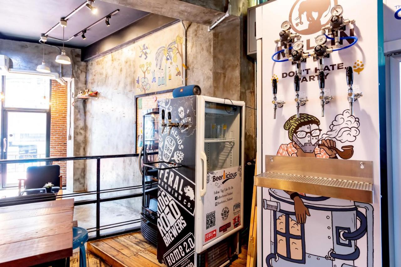 トンロー トラベラーズ ホステル アンド カフェ バンコク都 エクステリア 写真